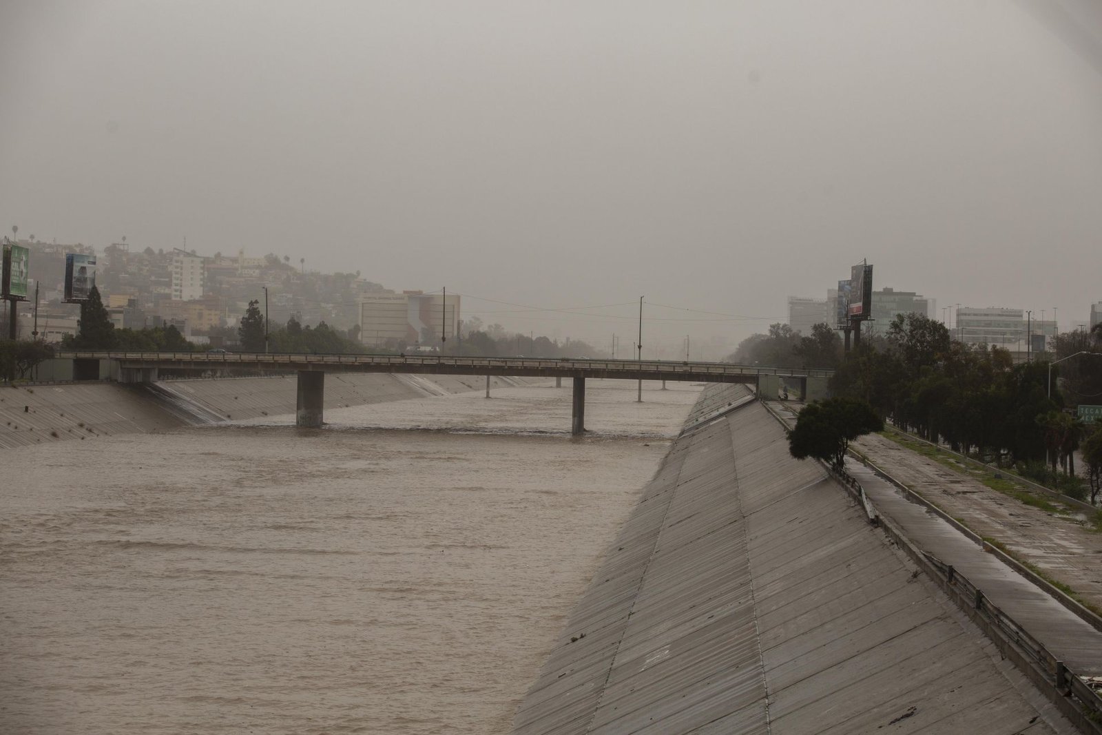 Eu construye Muro Sobre Canal del Río Tijuana Pese a Tratados que lo impedí