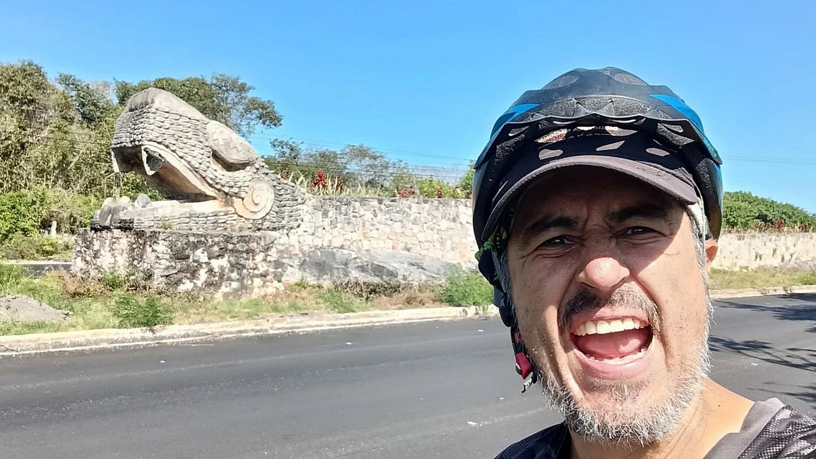 De Colombia A Alaska en Bicicleta: El Vije de Un ‘Paisa’ para PROMOVER LA LECTURA