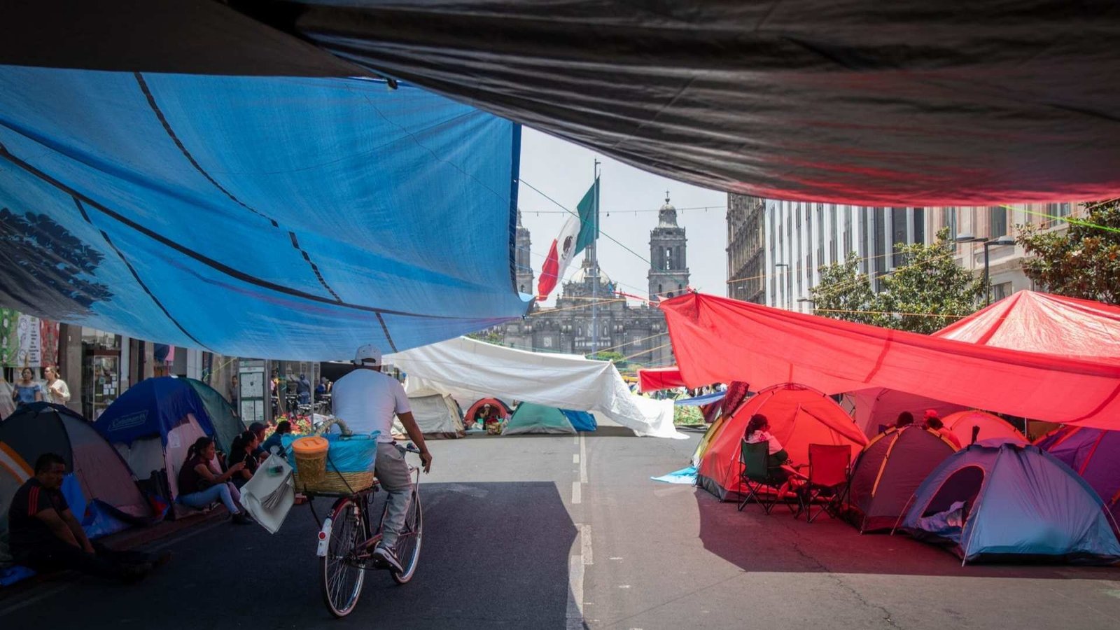 Madres Buscadoras Retiran Bloqueo Sobre San Antonio Abad; CNTE Mantiene Plantn en El Zócalo