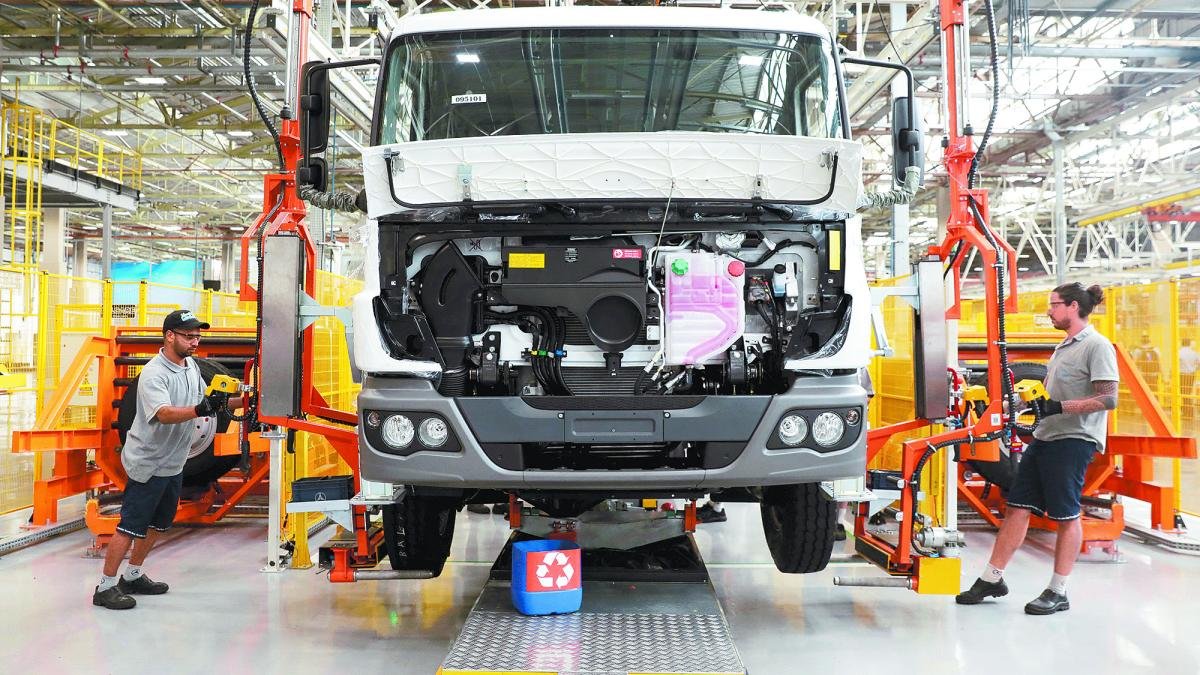 Producción, Exportación y Venta de Camiones se Desplomó en México Durante Agosto