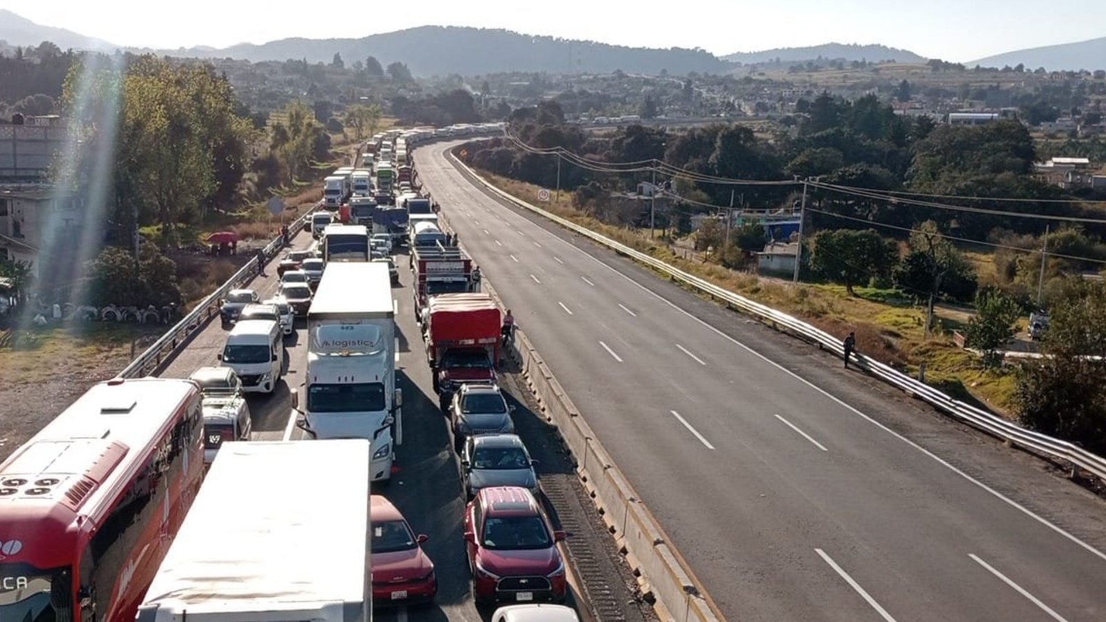 Caos en la Autopista México-Puebla por Manifestación: Ejidatarios Bloquean Ambos Sentidos