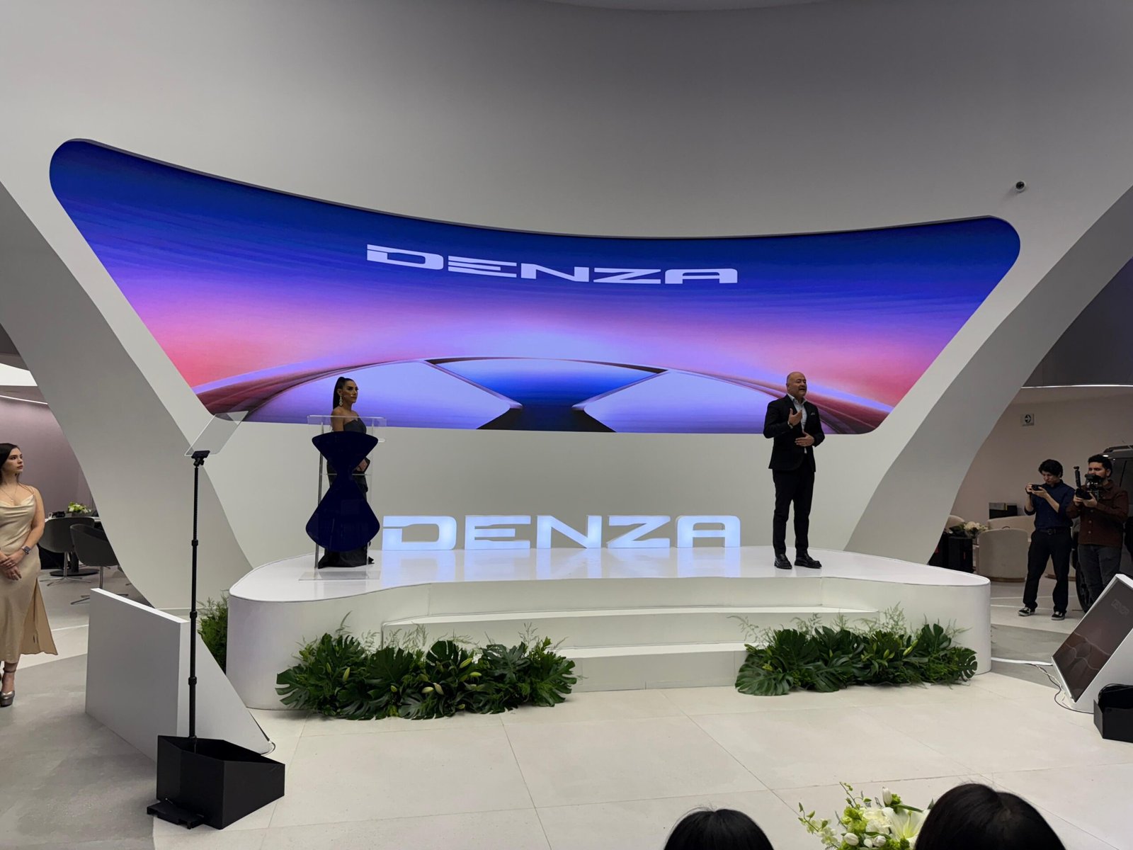 Denza abre en NL su primera agencia fuera de China