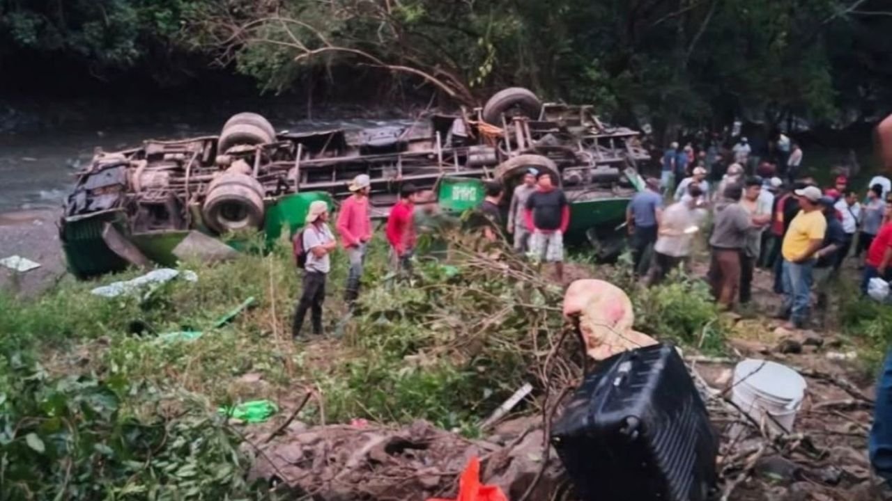 Revelan lista de muertos tras accidente de autobús de pasajeros en Veracruz, hay 19 lesionados