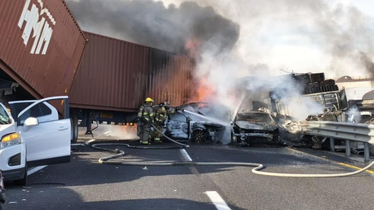 Tractocamón choca contra varios automóviles y provoca caos en la carretera Querétaro–San Luis; cierran ambos sentidos