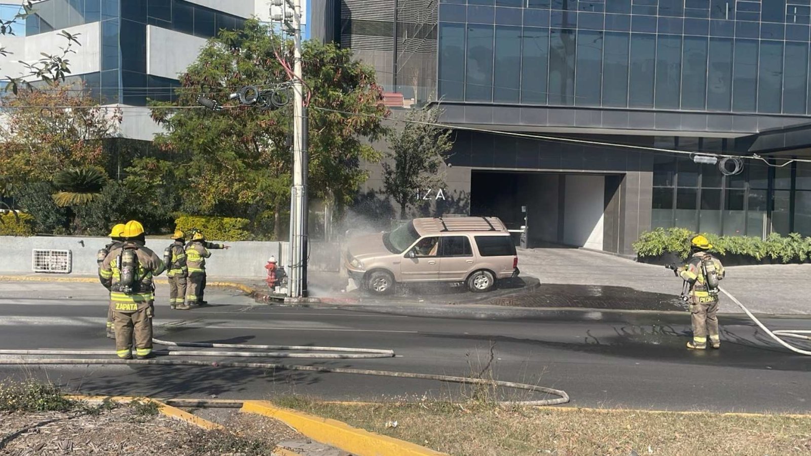 Desalojan a 90 Personas de Edificios por Fuga de Gas y Agua Tras Choque en Monterrey