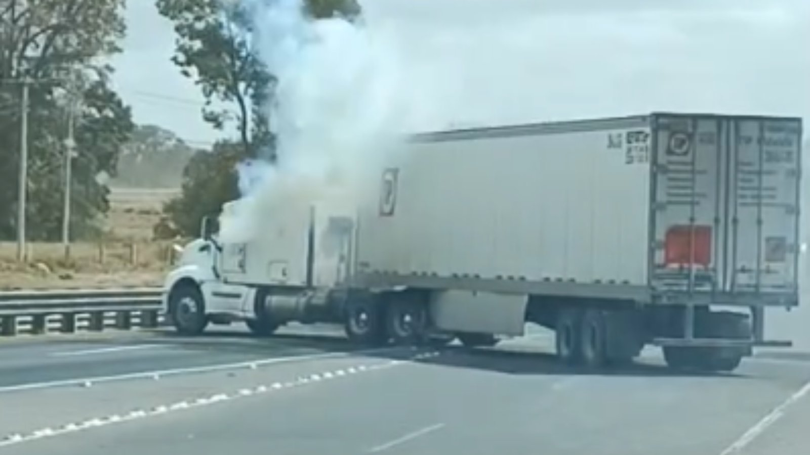 Incendian un Autobús de Pasajeros y Tráiler en la Autopista México-Puebla cerca del Periférico