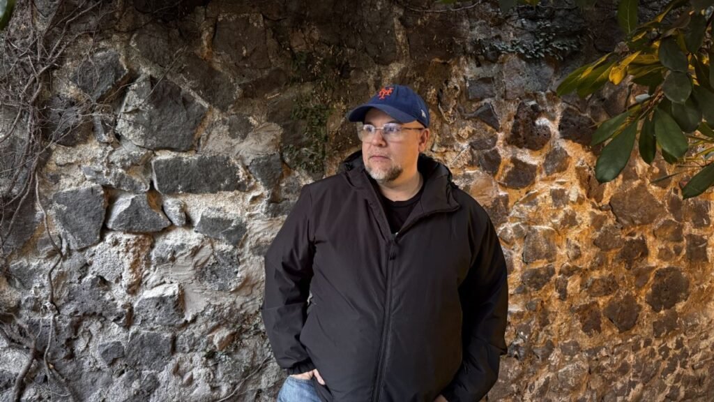 Antonio Ortuño, estoy satisfecho de lo que ha escrito, pero trato de no repetirlo.