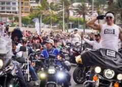 Rugen los motores en el desfile de la Semana de la Moto